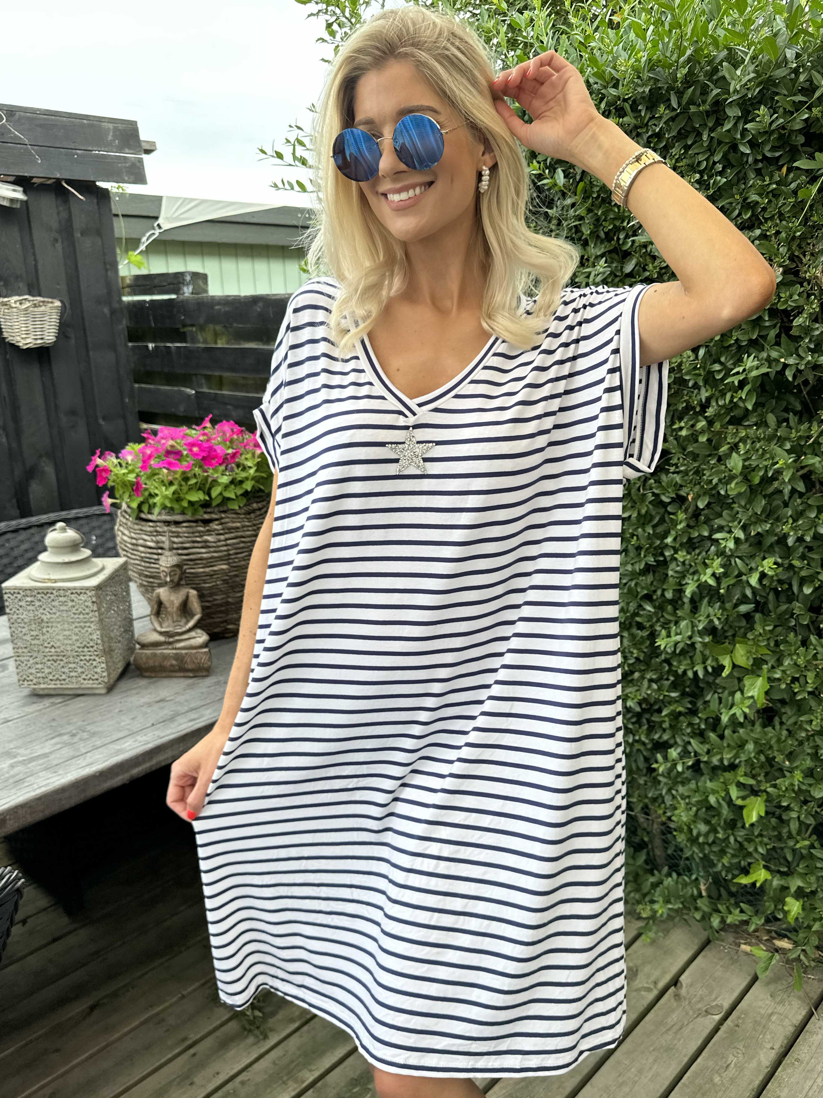 Cath - Söt t-shirtklänning i viskos med silverstjärna - Black